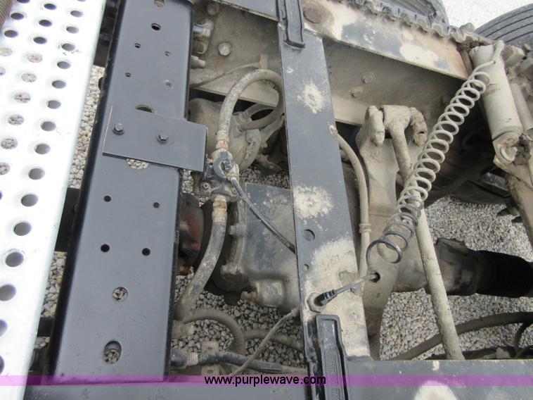 image for item I2005 2005 International 9900i semi truck