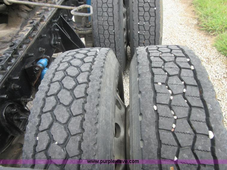 image for item I2005 2005 International 9900i semi truck