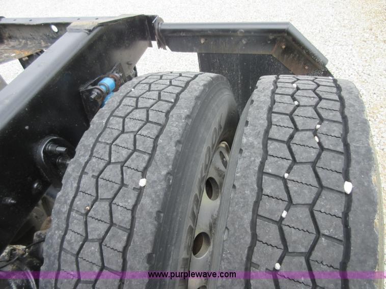 image for item I2005 2005 International 9900i semi truck