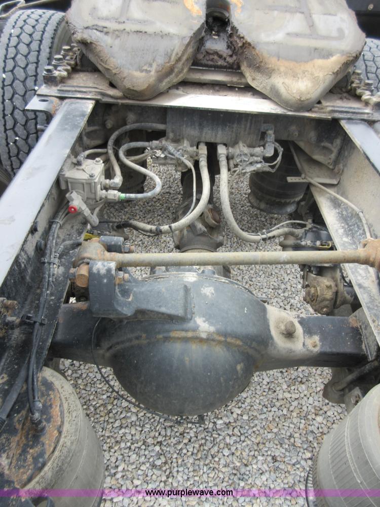 image for item I2005 2005 International 9900i semi truck