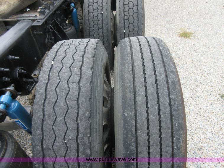 image for item I2005 2005 International 9900i semi truck