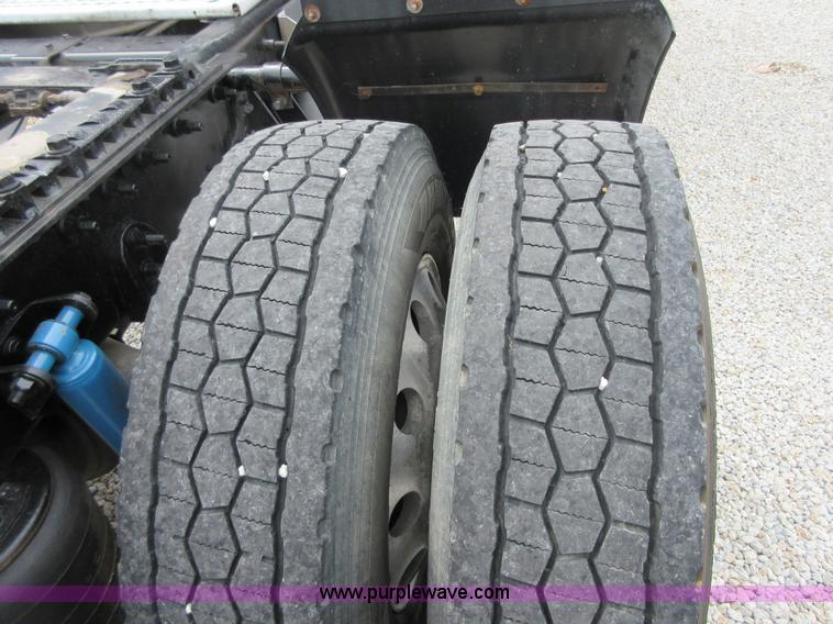 image for item I2005 2005 International 9900i semi truck