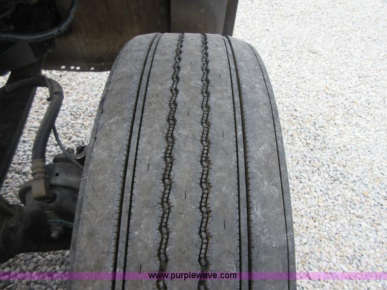 image for item I2005 2005 International 9900i semi truck