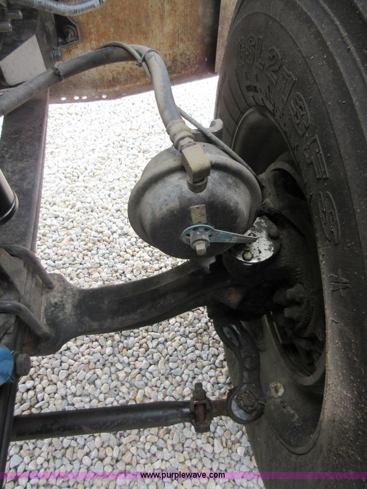 image for item I2005 2005 International 9900i semi truck