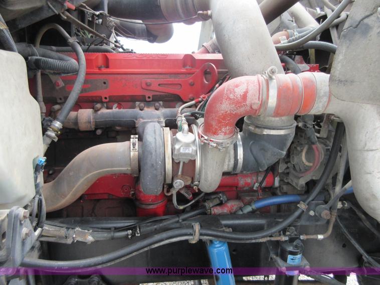 image for item I2005 2005 International 9900i semi truck