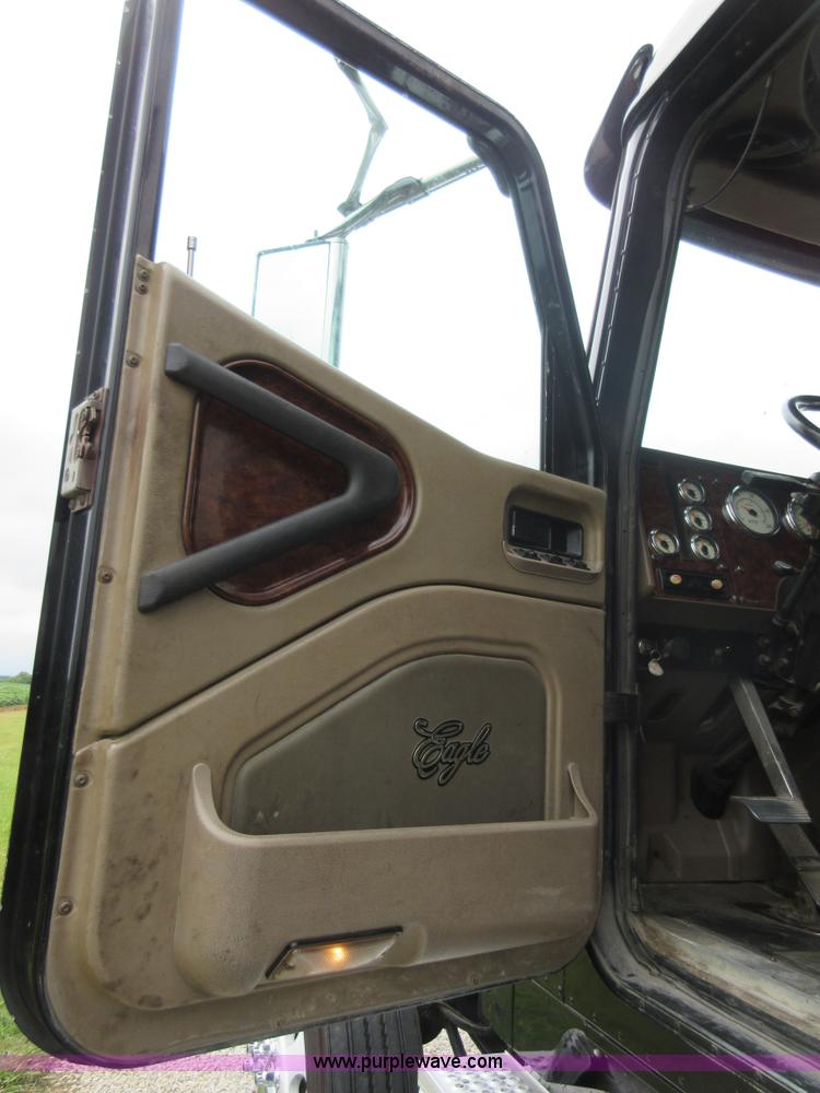 image for item I2005 2005 International 9900i semi truck