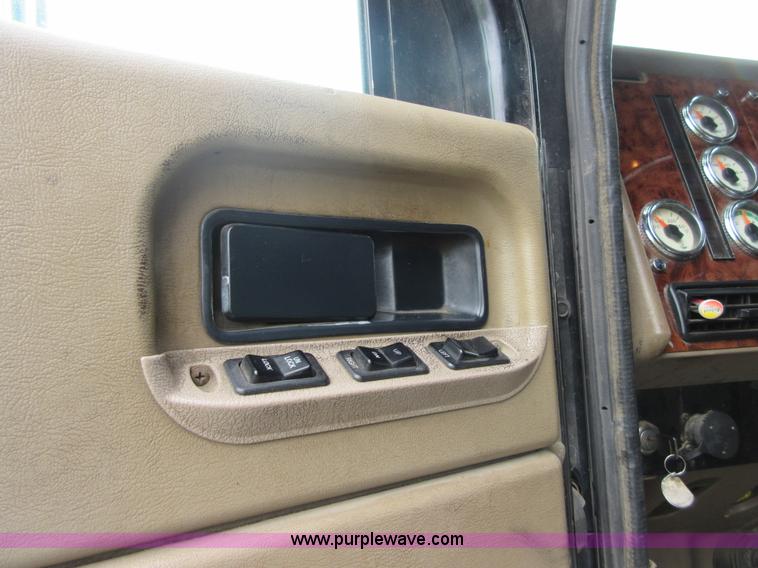 image for item I2005 2005 International 9900i semi truck