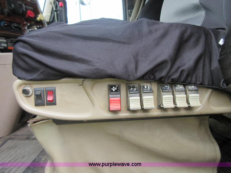 image for item I2005 2005 International 9900i semi truck