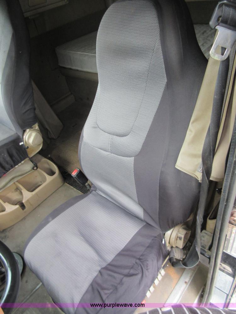 image for item I2005 2005 International 9900i semi truck