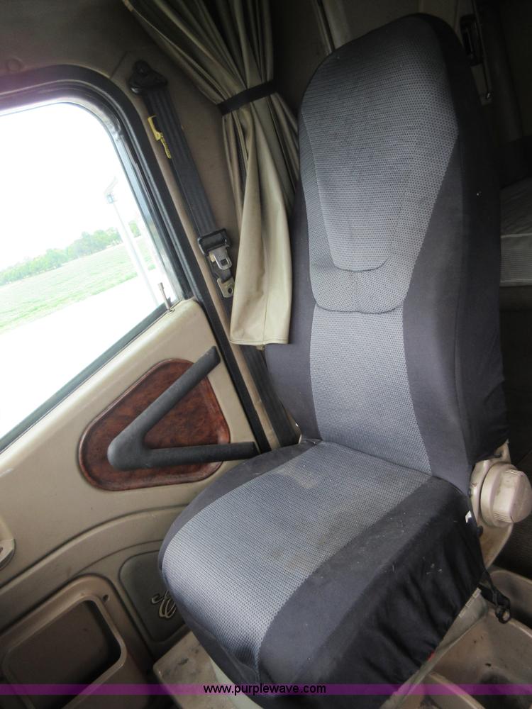 image for item I2005 2005 International 9900i semi truck