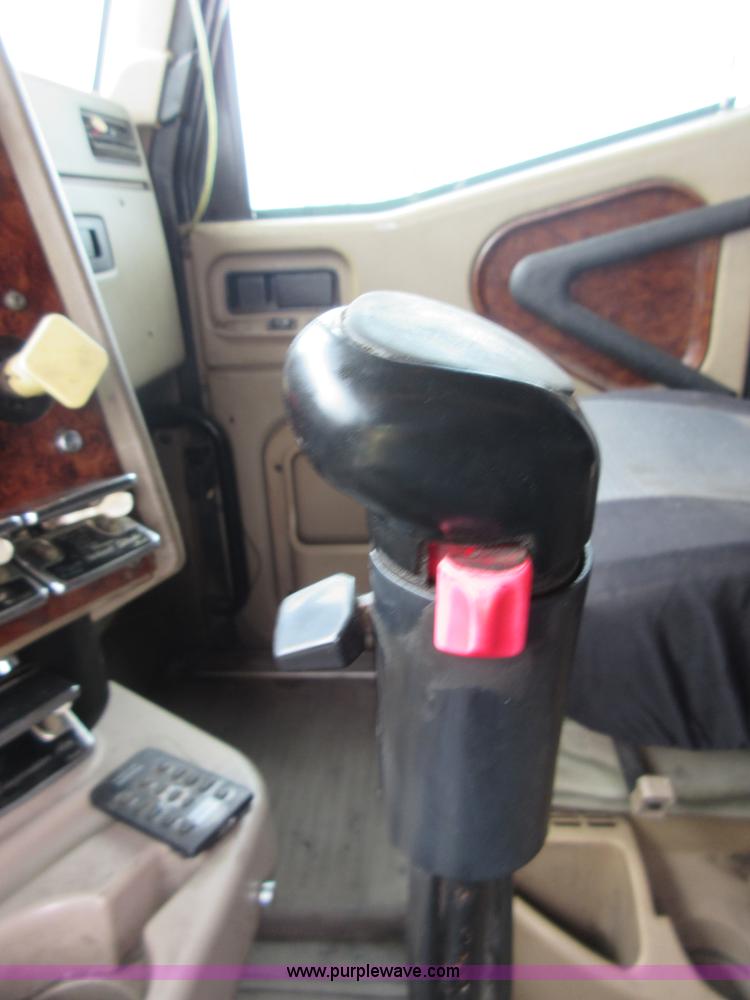 image for item I2005 2005 International 9900i semi truck