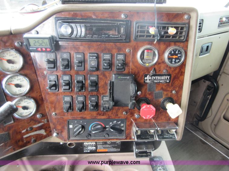 image for item I2005 2005 International 9900i semi truck