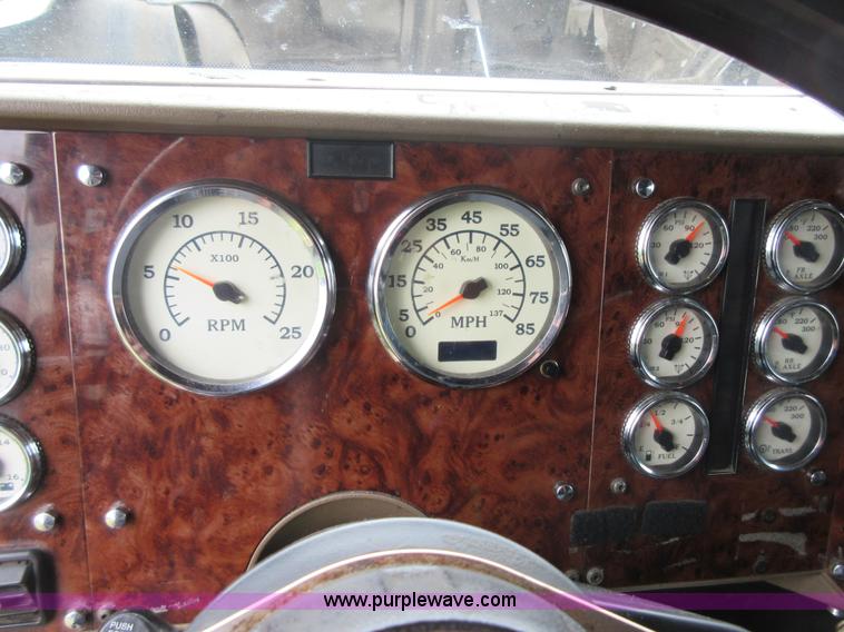 image for item I2005 2005 International 9900i semi truck