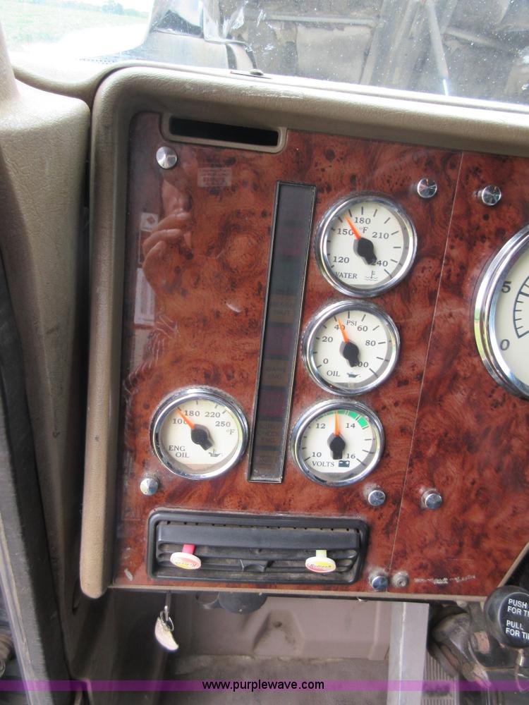 image for item I2005 2005 International 9900i semi truck