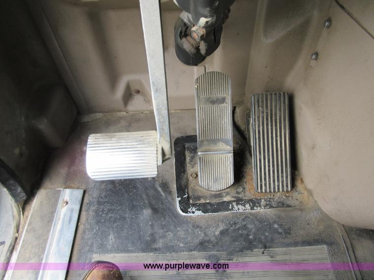 image for item I2005 2005 International 9900i semi truck