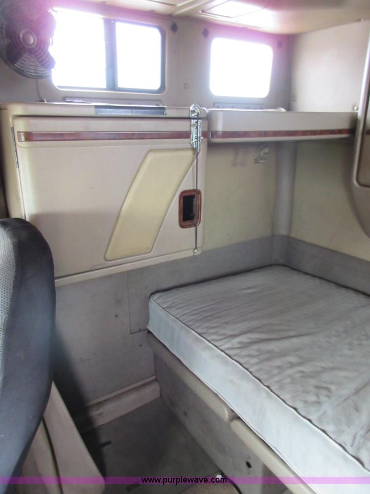 image for item I2005 2005 International 9900i semi truck