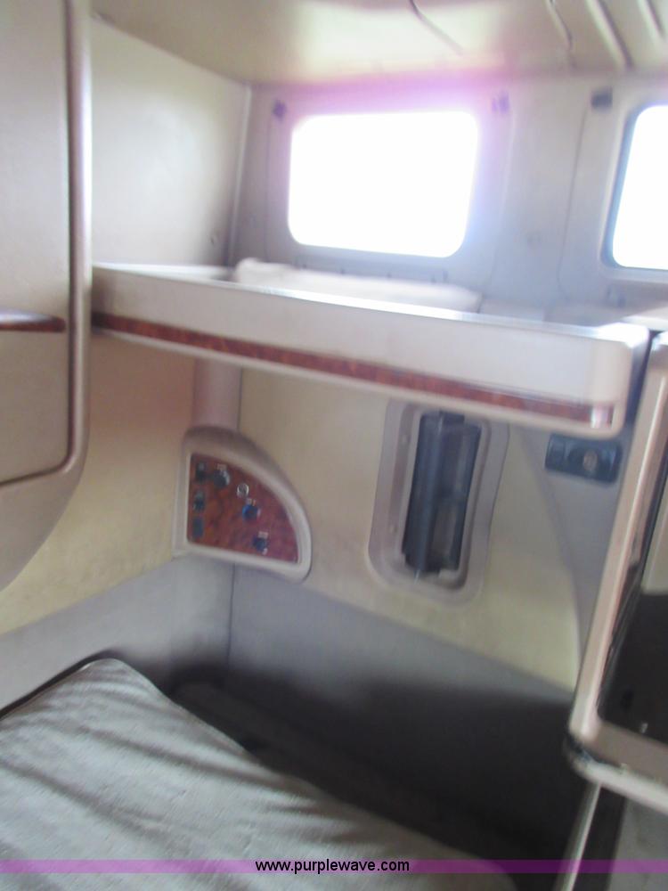 image for item I2005 2005 International 9900i semi truck