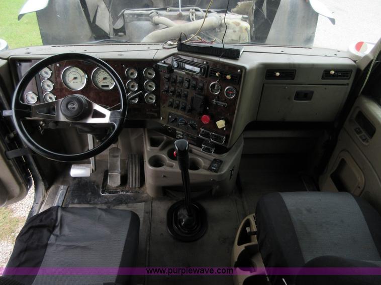 image for item I2005 2005 International 9900i semi truck