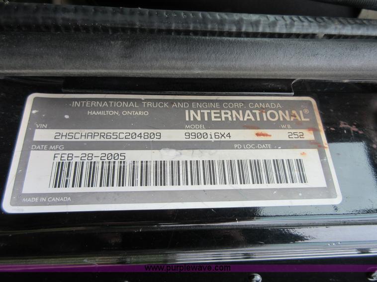 image for item I2005 2005 International 9900i semi truck