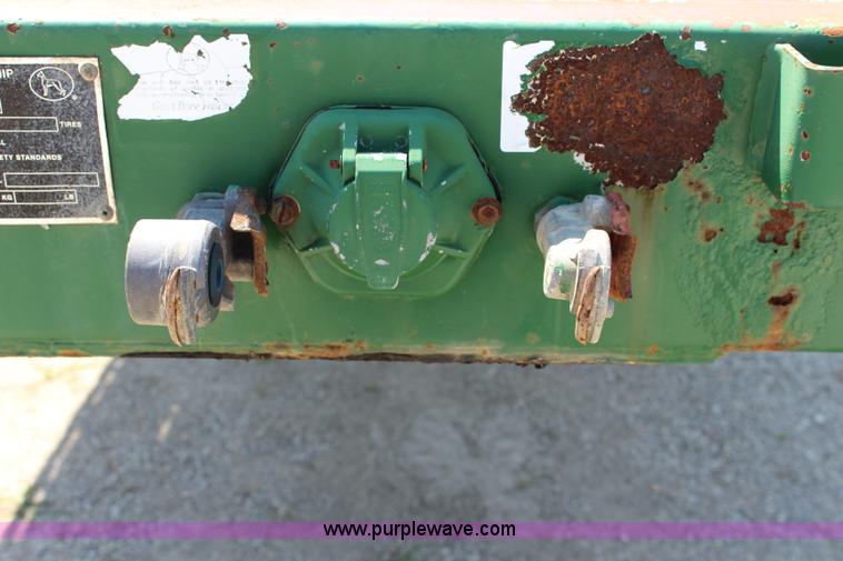 image for item J3552 2001 Great Dane GPAAR242 flatbed trailer