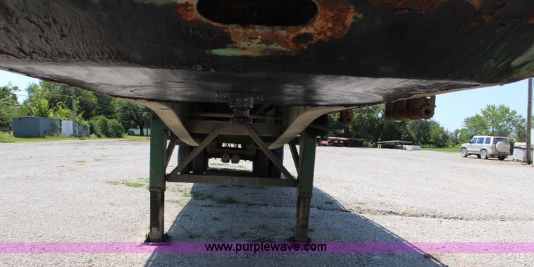 image for item J3552 2001 Great Dane GPAAR242 flatbed trailer