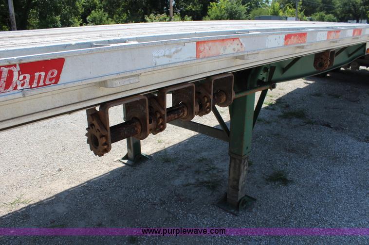 image for item J3552 2001 Great Dane GPAAR242 flatbed trailer