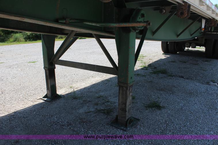 image for item J3552 2001 Great Dane GPAAR242 flatbed trailer
