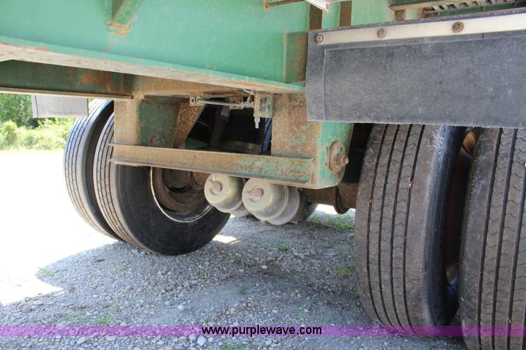 image for item J3552 2001 Great Dane GPAAR242 flatbed trailer