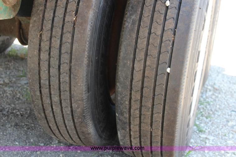 image for item J3552 2001 Great Dane GPAAR242 flatbed trailer