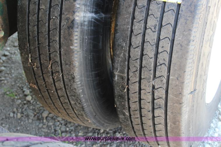 image for item J3552 2001 Great Dane GPAAR242 flatbed trailer