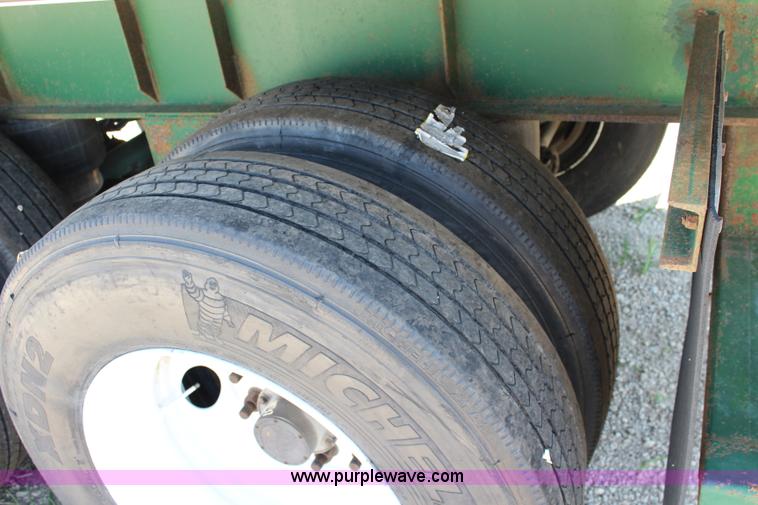 image for item J3552 2001 Great Dane GPAAR242 flatbed trailer