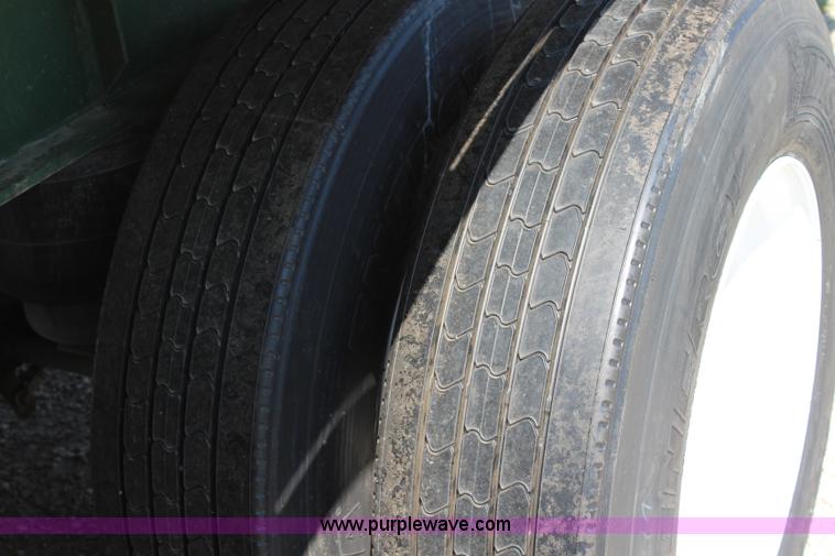 image for item J3552 2001 Great Dane GPAAR242 flatbed trailer