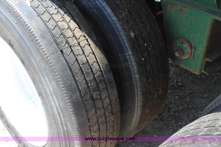 image for item J3552 2001 Great Dane GPAAR242 flatbed trailer