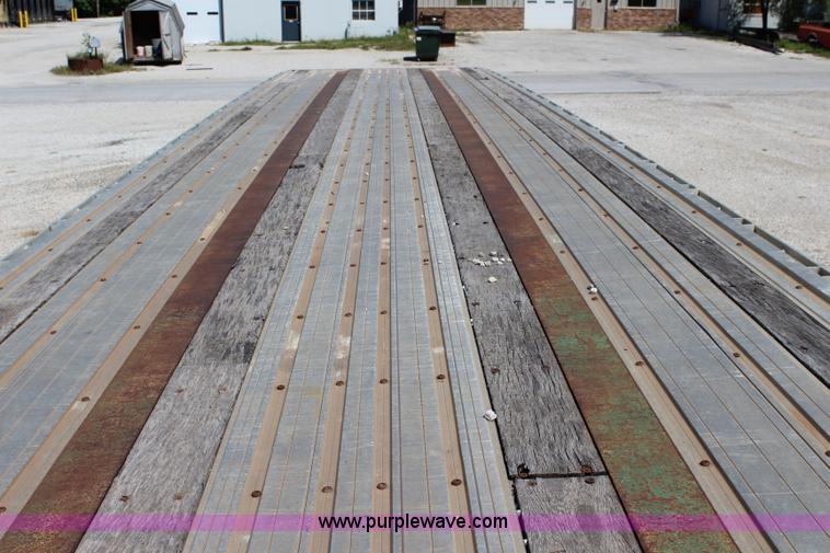 image for item J3552 2001 Great Dane GPAAR242 flatbed trailer