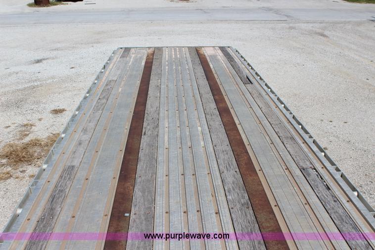image for item J3552 2001 Great Dane GPAAR242 flatbed trailer