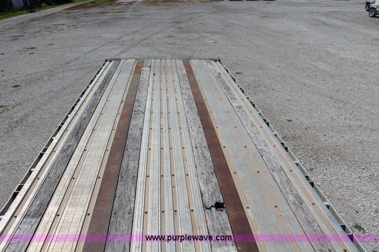 image for item J3552 2001 Great Dane GPAAR242 flatbed trailer