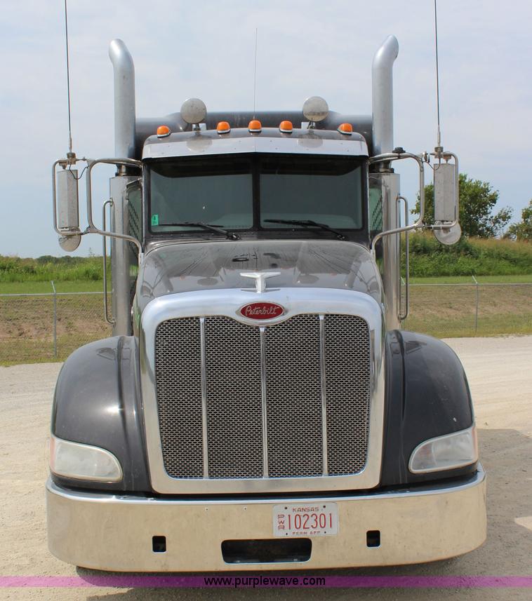 image for item J5794 2009 Peterbilt 386 semi truck