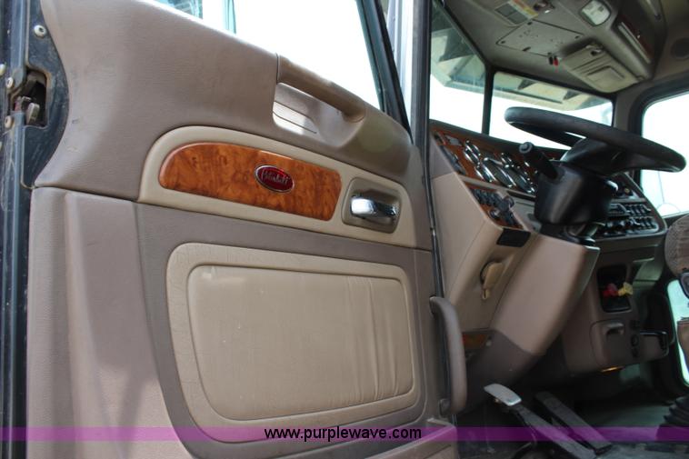 image for item J5794 2009 Peterbilt 386 semi truck