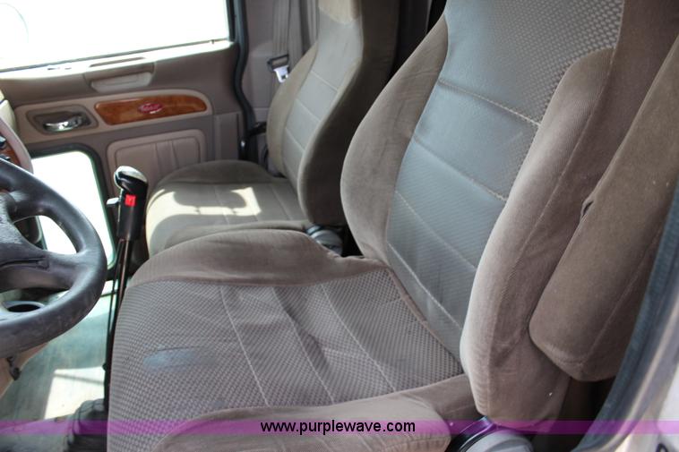 image for item J5794 2009 Peterbilt 386 semi truck