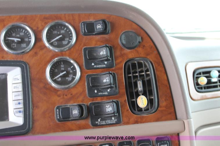 image for item J5794 2009 Peterbilt 386 semi truck