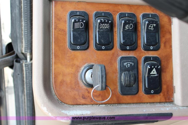 image for item J5794 2009 Peterbilt 386 semi truck