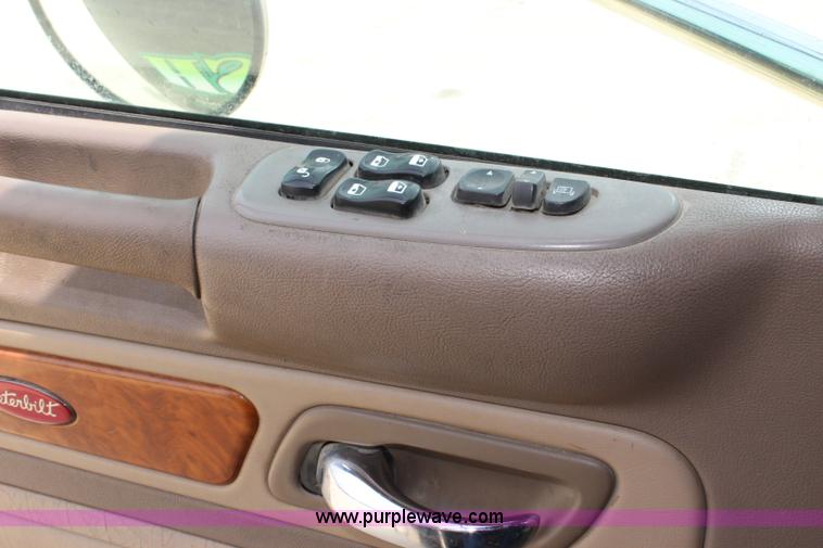 image for item J5794 2009 Peterbilt 386 semi truck