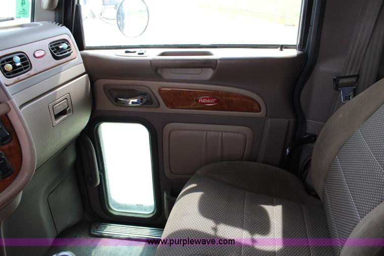 image for item J5794 2009 Peterbilt 386 semi truck