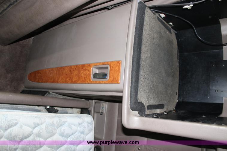 image for item J5794 2009 Peterbilt 386 semi truck