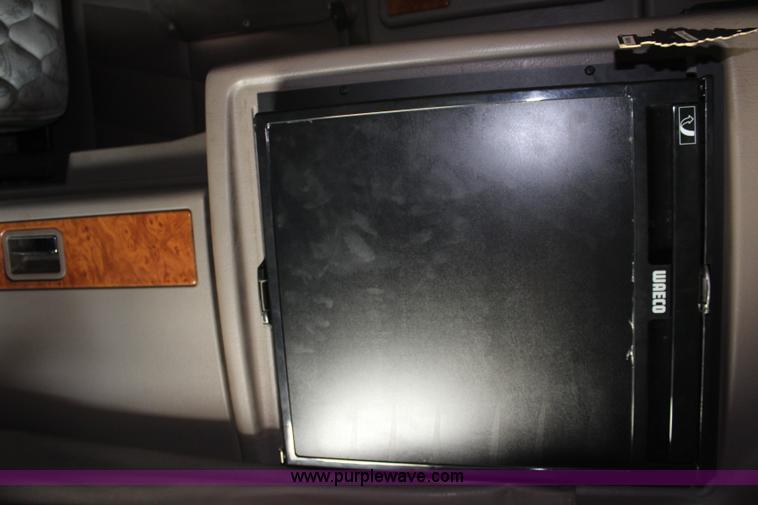 image for item J5794 2009 Peterbilt 386 semi truck