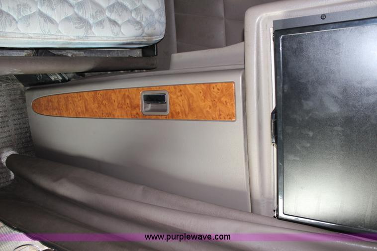 image for item J5794 2009 Peterbilt 386 semi truck