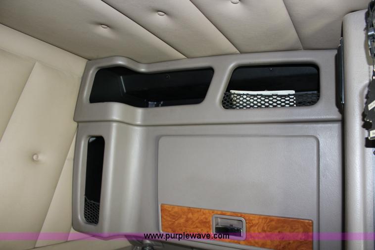 image for item J5794 2009 Peterbilt 386 semi truck