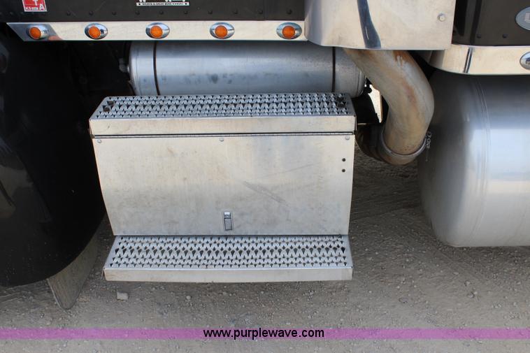 image for item J5794 2009 Peterbilt 386 semi truck