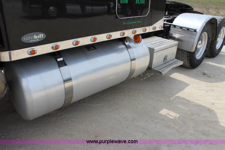 image for item J5794 2009 Peterbilt 386 semi truck