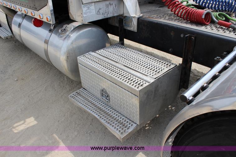 image for item J5794 2009 Peterbilt 386 semi truck